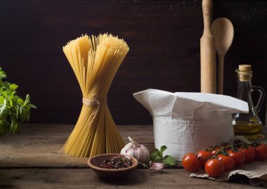 Eski ahşap bir masada aşçının şapkası.. 