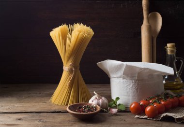 Eski ahşap bir masada aşçının şapkası.. 