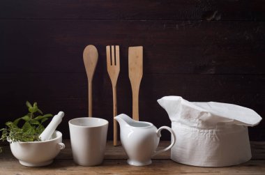 Eski ahşap bir masada aşçının şapkası. Kavramsal arkaplan 