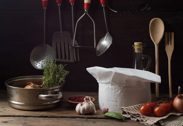 Sombrero de chef sobre una vieja mesa de madera . —  Fotos de Stock