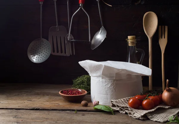 Sombrero de chef sobre una vieja mesa de madera . —  Fotos de Stock