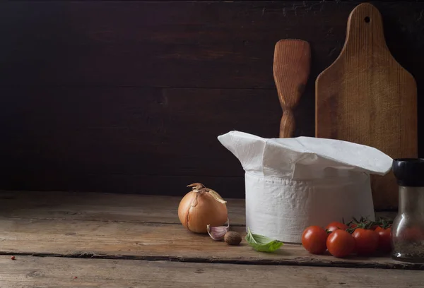 Cappello da chef su un vecchio tavolo di legno . — Foto Stock