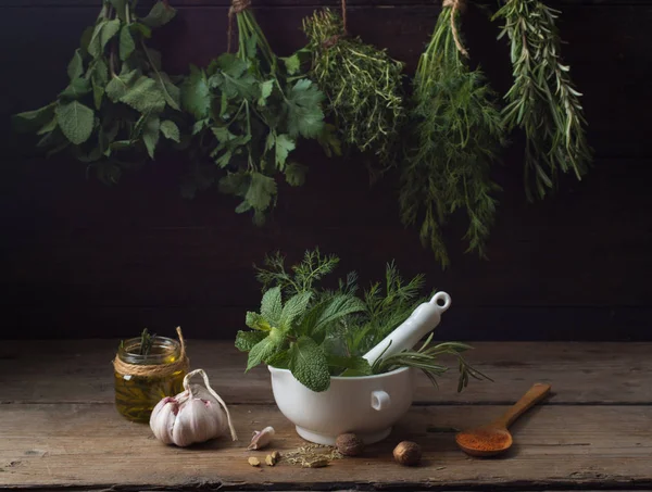 Fresh spices thyme, turmeric, cardamom, basil, mint, parsley, di — 스톡 사진