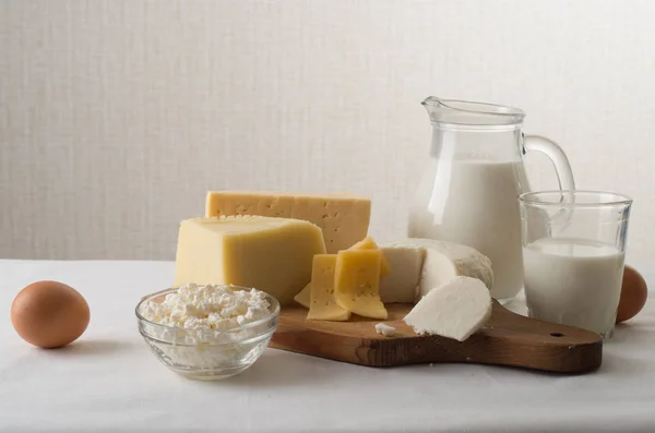 Produtos lácteos na mesa de cozinha — Fotografia de Stock