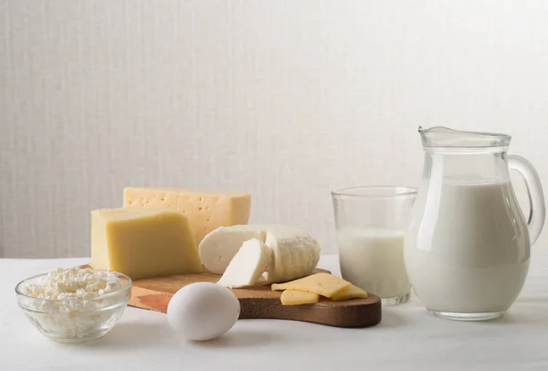 Молочні продукти на кухонному столі — стокове фото