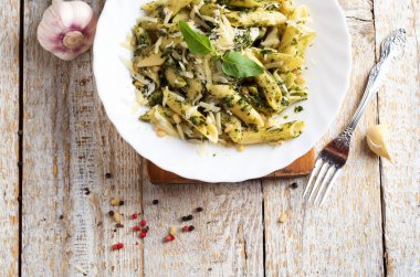  Pesto soslu Penne Makarnası Beyaz Tabakta Çatallı