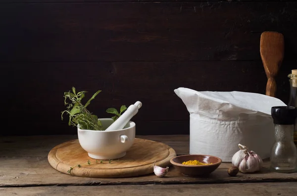 Sombrero de chef en una vieja mesa de madera. Antecedentes conceptuales sobre la — Foto de Stock