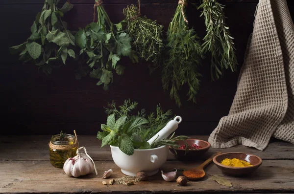 Fresh spices thyme, turmeric, cardamom, basil, mint, parsley, di — Stock Photo, Image
