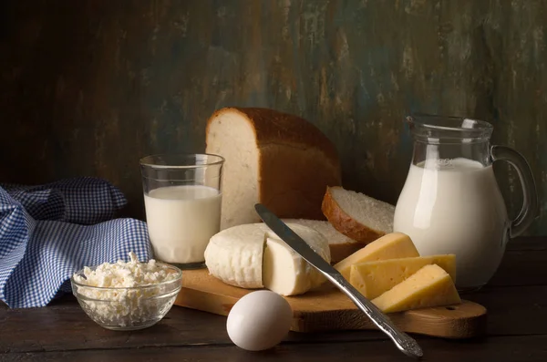 Mutfak masasının üzerinde süt ürünleri — Stok fotoğraf