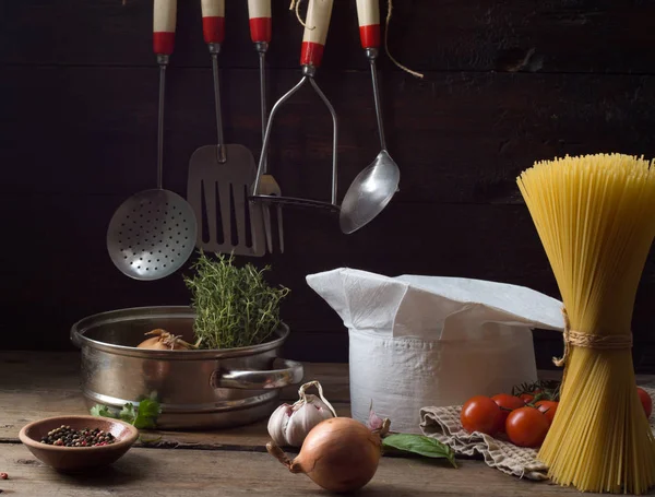 Koksmutsen op een oude houten tafel. Stockfoto