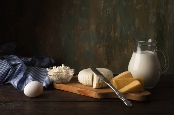 Productos lácteos en la mesa de la cocina Imágenes de stock libres de derechos