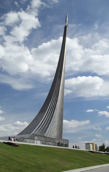 Monument to the Conquerors of Space in Moscow — Stock Photo, Image