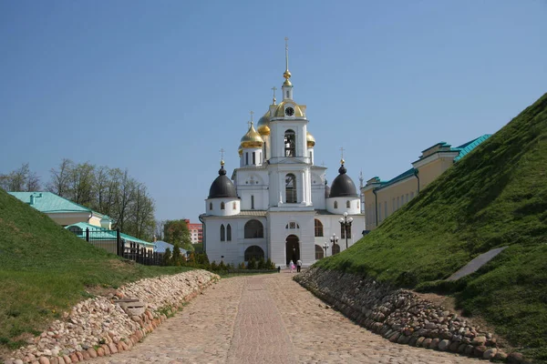 Vista da catedral no Kremlin de Dmitrov, Rússia — Fotografia de Stock