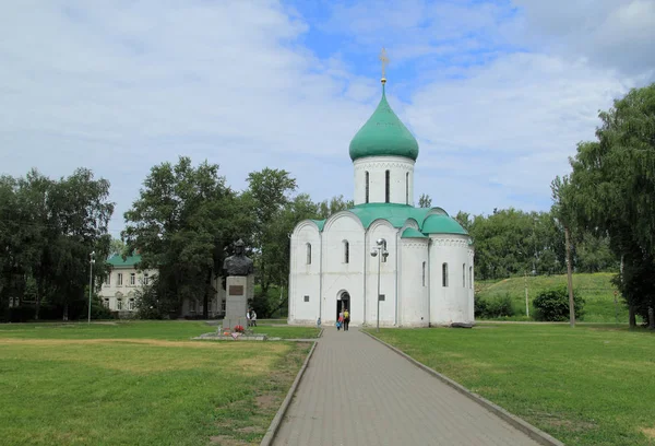 Una antigua catedral en Pereslavl Zalessky que es una parte del anillo de oro ruso Fotos de stock libres de derechos