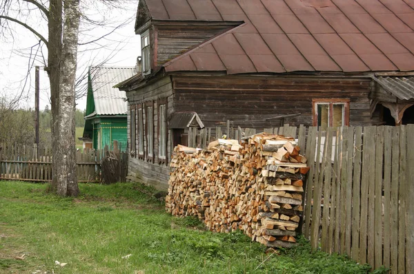 Altes Haus Einem Russischen Dorf Mit Dem Vorbereiteten Brennholz Für — Stockfoto