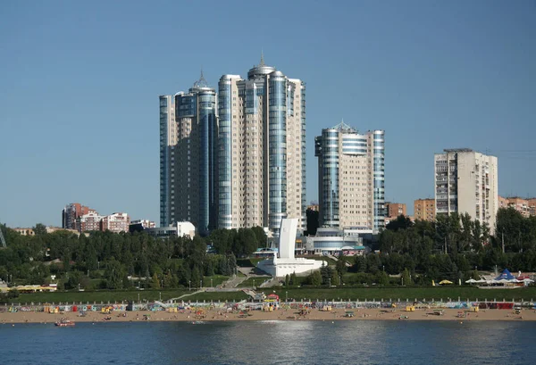 Monumento Bark Edifícios Modernos Rio Volga Embankment Samara Rússia — Fotografia de Stock