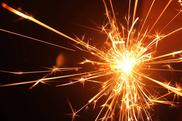 Um sparkler ardente — Fotografia de Stock