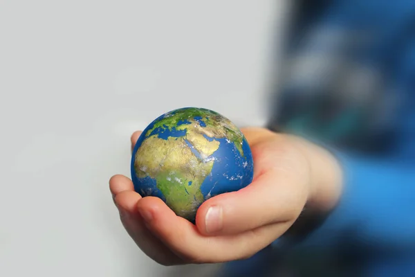 Barnets hand innehav globe — Stockfoto