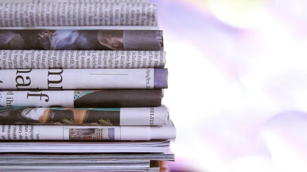 Zeitungsstapel — Stockfoto