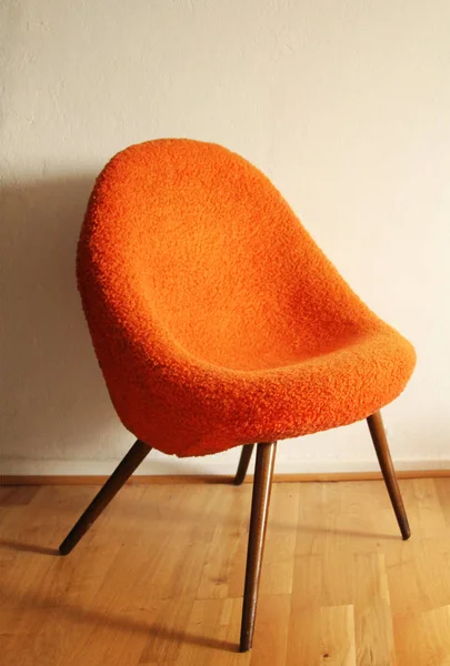 Cadeira laranja velha — Fotografia de Stock