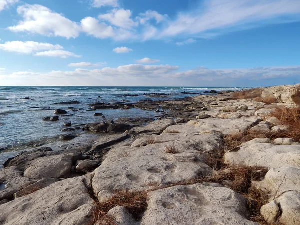 Steniga stranden av Kaspiska havet. — Stockfoto