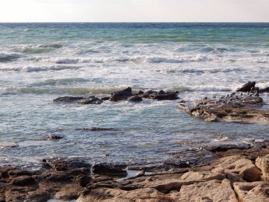 Hazar Denizi kayalık sahil.