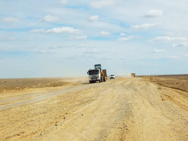 Damperli kamyon toprak yol üzerinde. — Stok fotoğraf