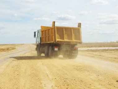 Damperli kamyon toprak yol üzerinde.