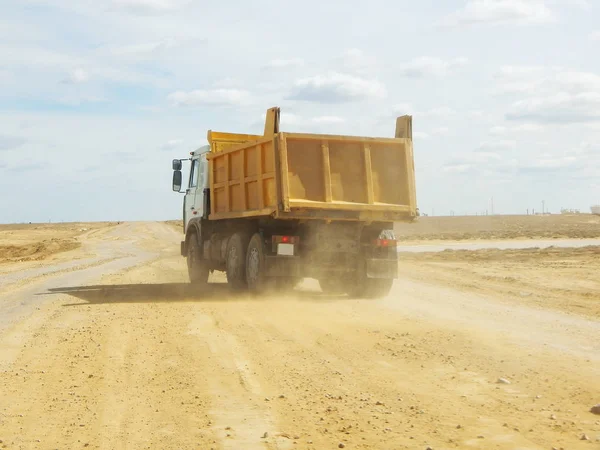 Dump truck on a dirt road. — Stock Photo, Image