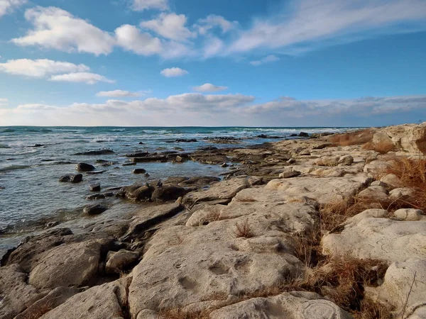 Steniga stranden av Kaspiska havet. — Stockfoto