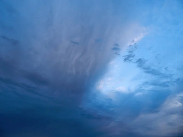 Cielo temprano por la mañana al amanecer . — Foto de Stock