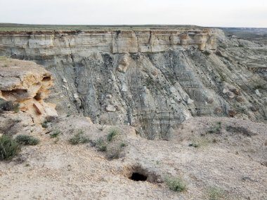 Bozkır taşlar. Kavite. Kurak manzara.