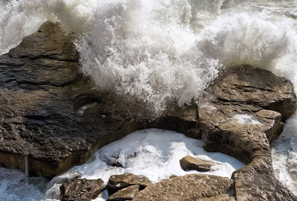Meereswelle bricht auf den Felsen. — Stockfoto
