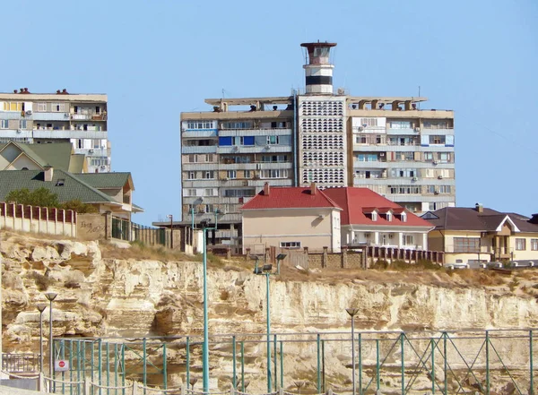 Leuchtturm auf dem Dach eines Hauses in Aktau. Stockbild