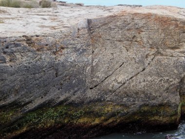 Deniz kıyısı üzerinde kesme rock.