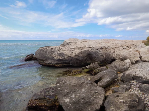 Hazar Denizi kayalık sahil. — Stok fotoğraf