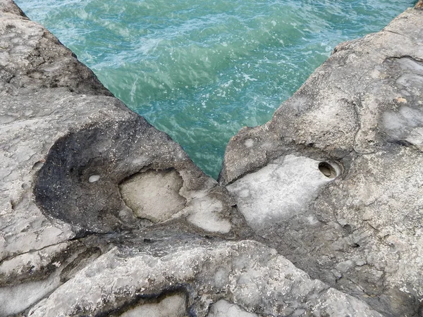 Rocky shore of the Caspian Sea. — Stock Photo, Image