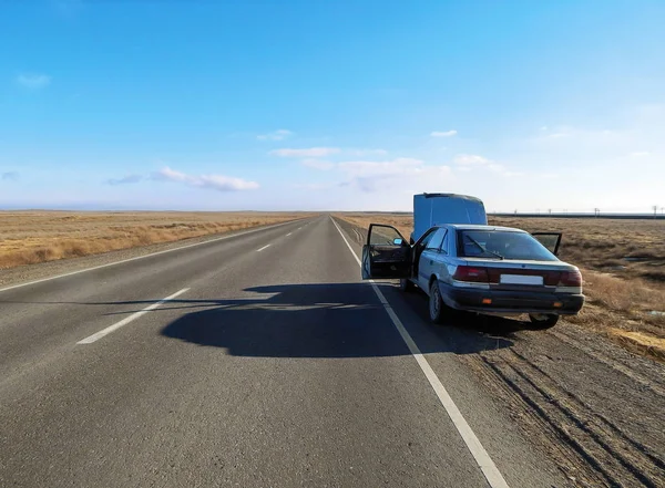 Yolun kenarında kırık bir araba tamir adam — Stok fotoğraf