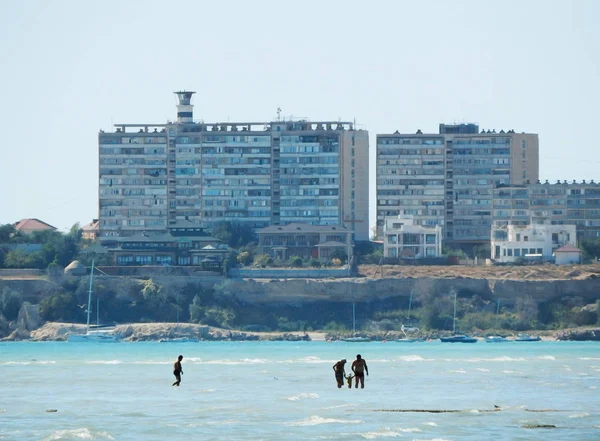 Leuchtturm auf dem Dach eines Hauses in Aktau. — Stockfoto