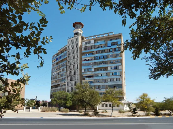 Leuchtturm auf dem Dach eines Hauses in Aktau. Stockbild