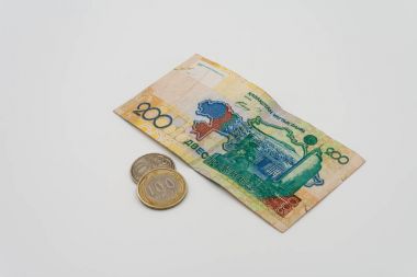 İki yüz tenge ve madeni paralar.