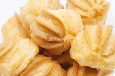 Şeffaf bir kapta Kek pasta.