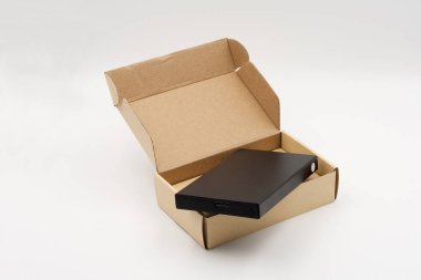 Ambalaj içinde sert götürmek.