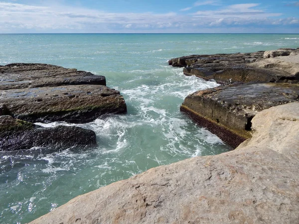 Steniga stranden av Kaspiska havet. — Stockfoto