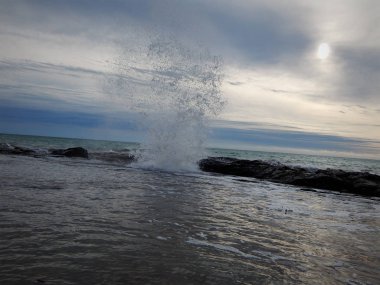 Kayalarda dalga kırılmaları.