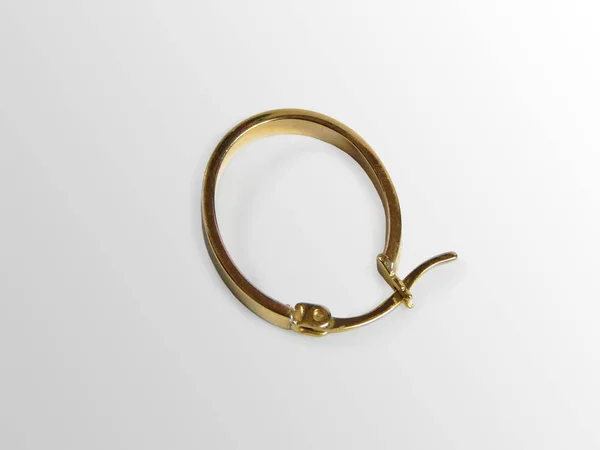 Boucle d'oreille ronde en or . — Photo