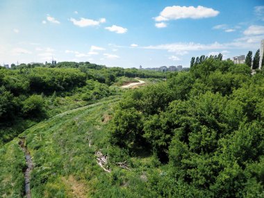 Vadinin dibindeki derede..