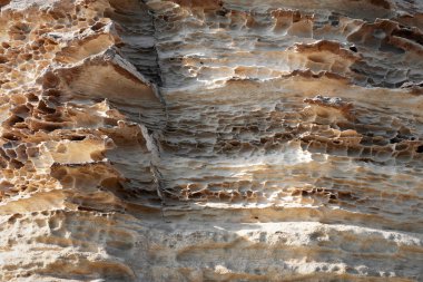 Deniz kayalıklarla.