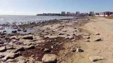 Hazar Denizi 'nin Rocky kıyısında. Deniz seviyesi düşüyor. Su kıyıdan uzaklaşır. Kazakistan. Aktau şehri. 13 Ekim 2019.