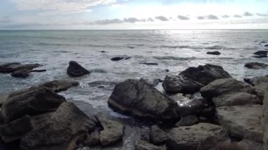 Hazar Denizi 'nin Rocky kıyısında. Ekim ayındayız. 2019 yıl..